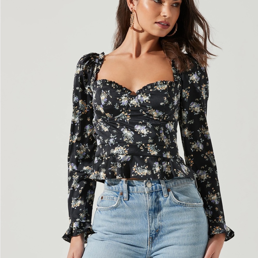 ASTR The Label Cropped Blouse Long Sleeve Black Floral Sweetheart Darted Medium